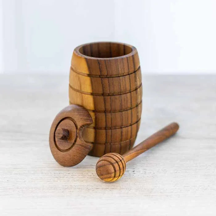 Meleira artesanal em madeira natural com design ripado e pegador de mel coordenado.