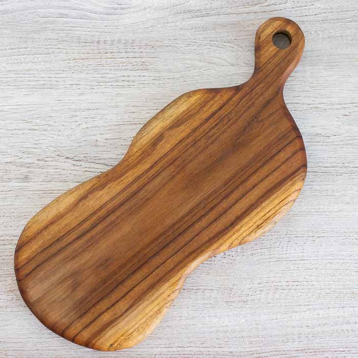 Tábua de cozinha em madeira artesanal para mesa posta com estética contemporânea.