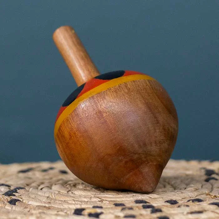 Pião decorativo artesanal feito à mão no Brasil em madeira natural.