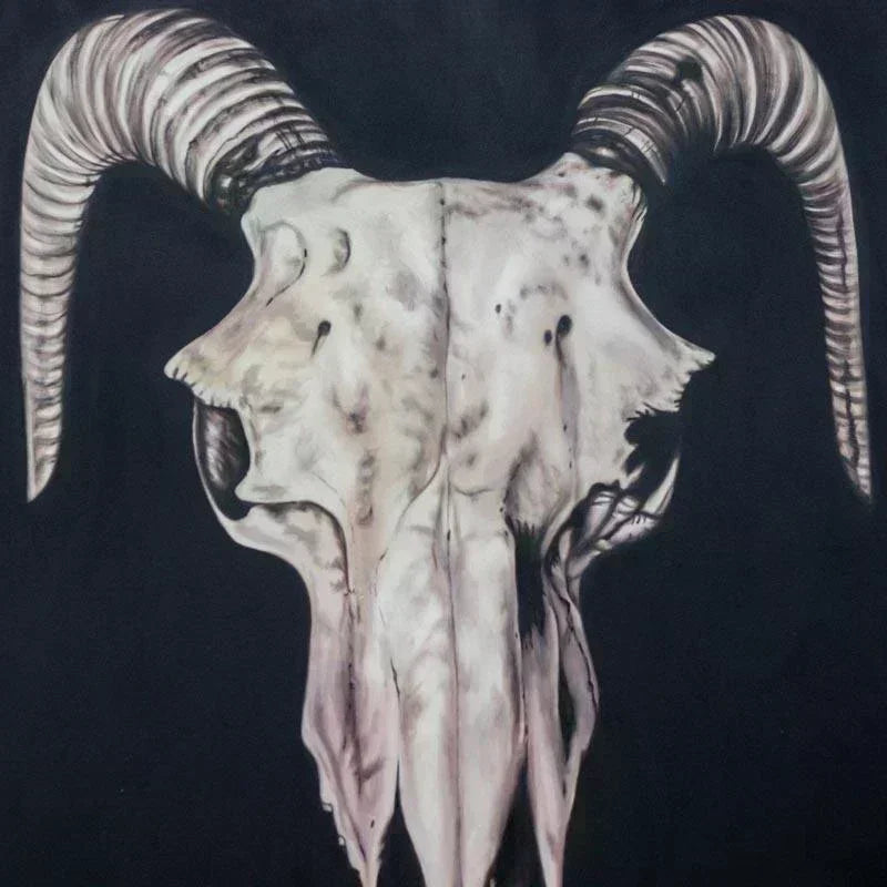 Pintura em tela monumental de caveira de búfalo importada de Bali, com sombreamento realista e fundo preto profundo.