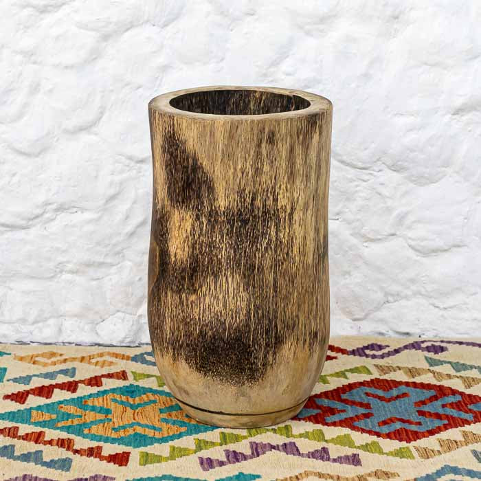 Jarra decorativa artesanal feita de tronco esculpido com fibras e veios aparentes. 