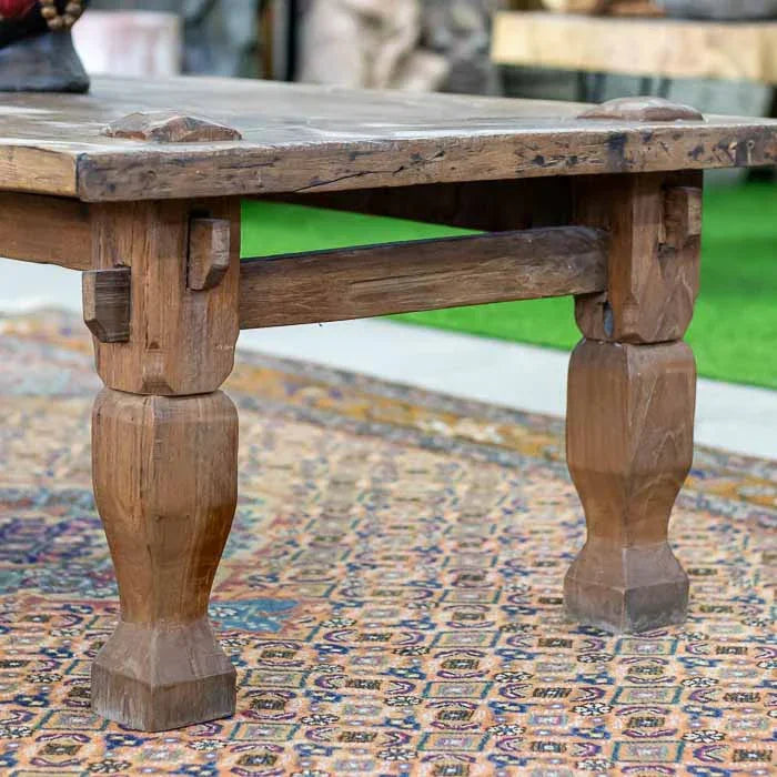 Detalhe da mesa de centro reciclada modelo 01 com estrutura maciça. 