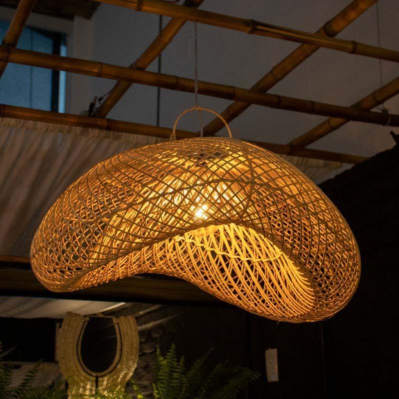 Pendente de rattan de grande porte (80cm) em estilo orgânico para decoração de interiores sofisticada. 