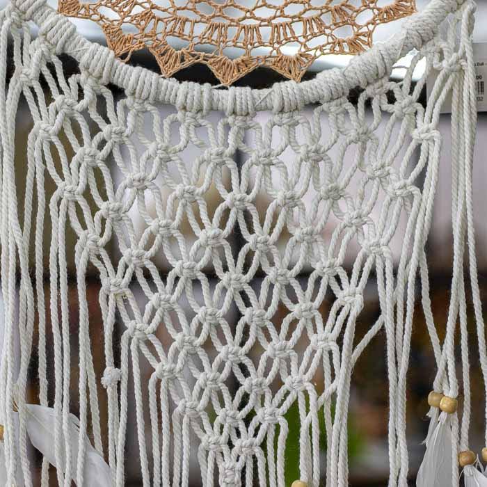 Filtro dos sonhos em macramê exclusivo feito à mão em Bali. 