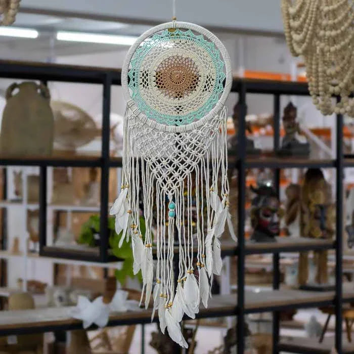 Dream Catcher artesanal em tons neutros feito à mão em Bali. 