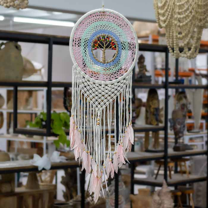 Filtro dos sonhos boho árvore da vida artesanal de Bali com penas. 