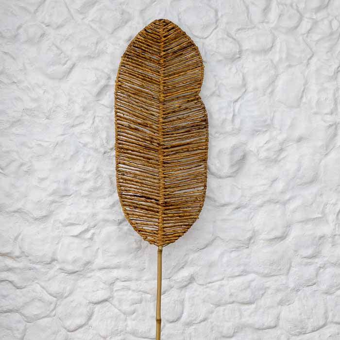Folha grande em fibra natural trançada à mão por artesãos de Bali.