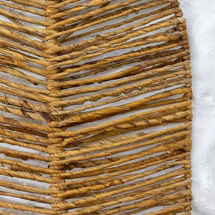 Objeto decorativo folha em fibras naturais com estrutura em bambu.