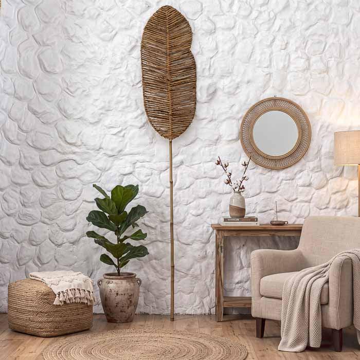 Folha decorativa artesanal em fibra natural e bambu feita em Bali.