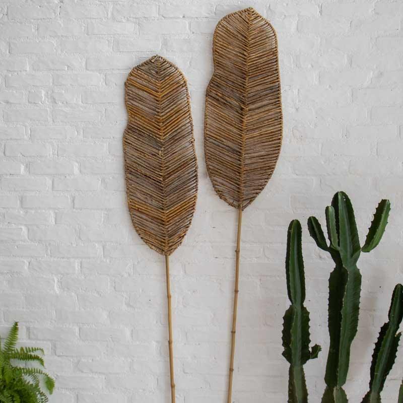 Folha decorativa artesanal em fibra natural e bambu feita em Bali.