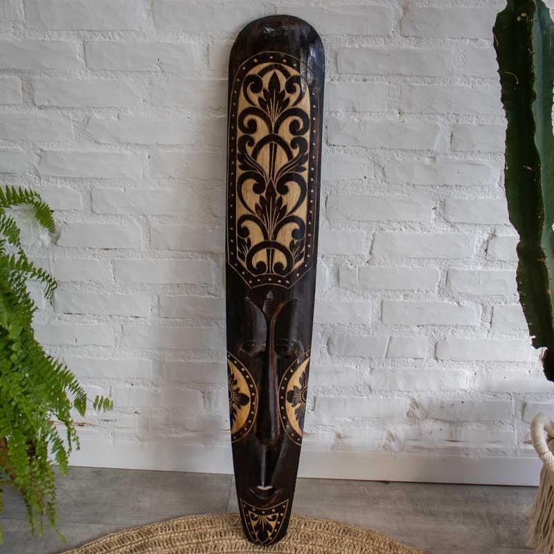 Máscara de parede com origem na Ilha de Lombok, feita artesanalmente. 