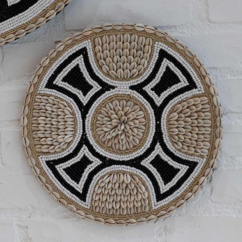 Mandala de parede artesanal de Ubud feita com búzios naturais e miçangas em padrões circulares concêntricos.