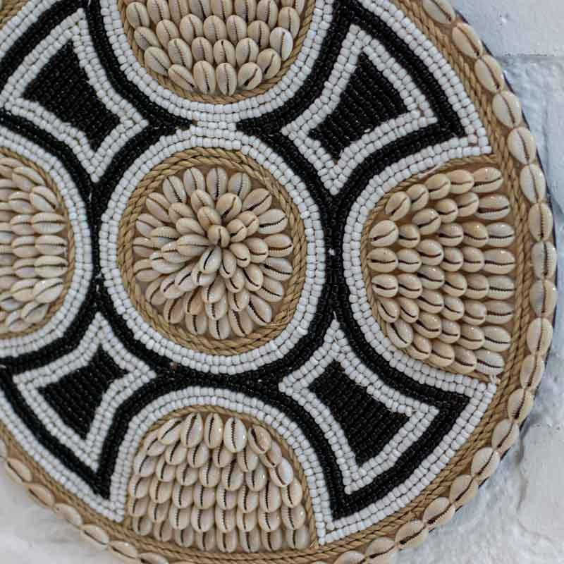 Mandala Boho Chic em búzios disponível nos tamanhos 30cm, 40cm e 50cm para composição de interiores.