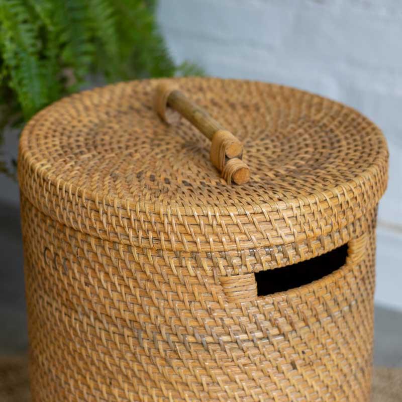Organizador rústico de Bali em rattan com tampa lateralizada, destacando a textura natural da fibra.