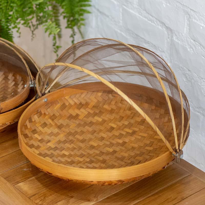 Conjunto de três cestas de bambu empilhadas uma dentro da outra, demonstrando como economizar espaço no armazenamento. 
