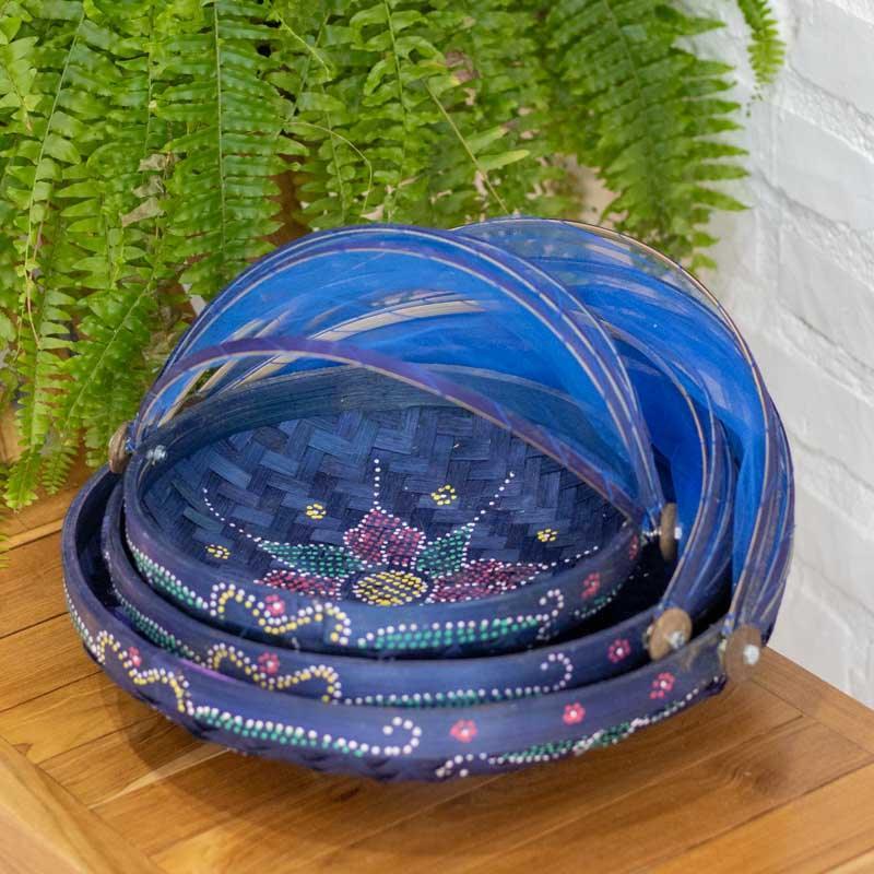 Cesto decorativo balinês com sistema de fechamento para pães em mesa de café da manhã de estilo rústico. 