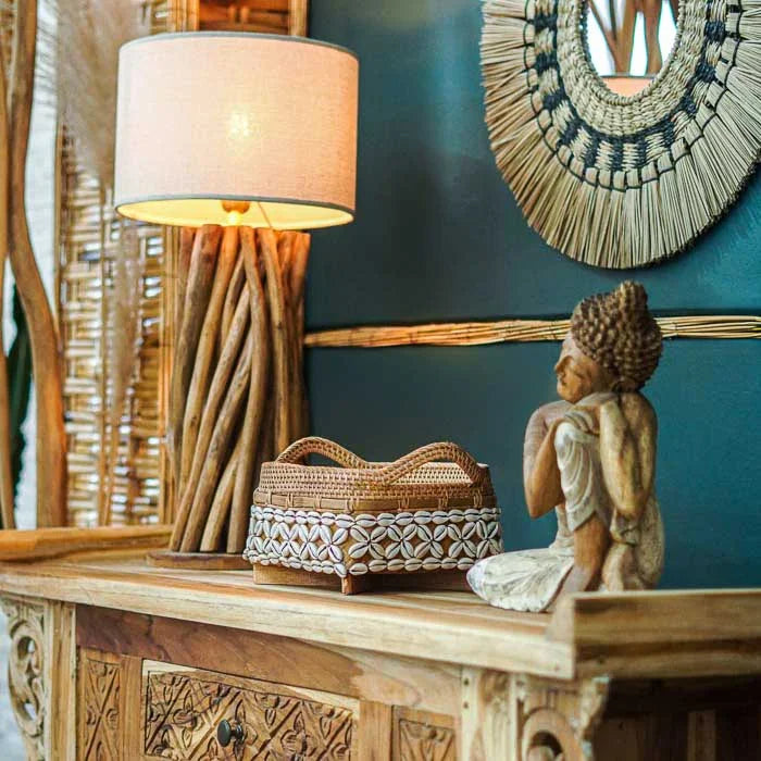 Cesto decorativo em rattan natural com formato retangular e detalhes artesanais em conchas aplicadas à mão