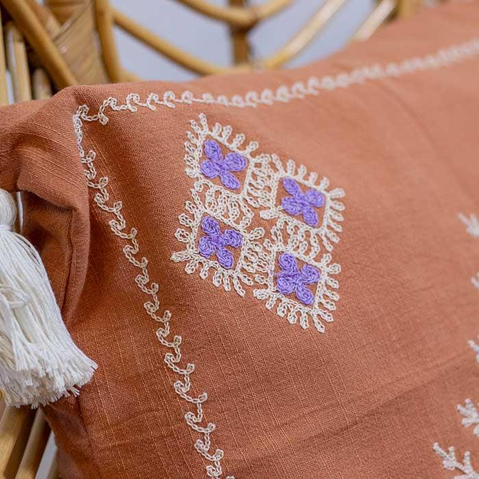 Almofada de Seminyak, Bali, com tecido base em tom pêssego suave.