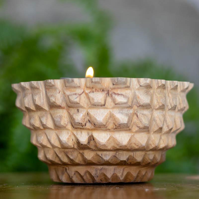Bowl de madeira reutilizável de Bali após a queima da vela, servindo como porta-objetos rústico e sofisticado.