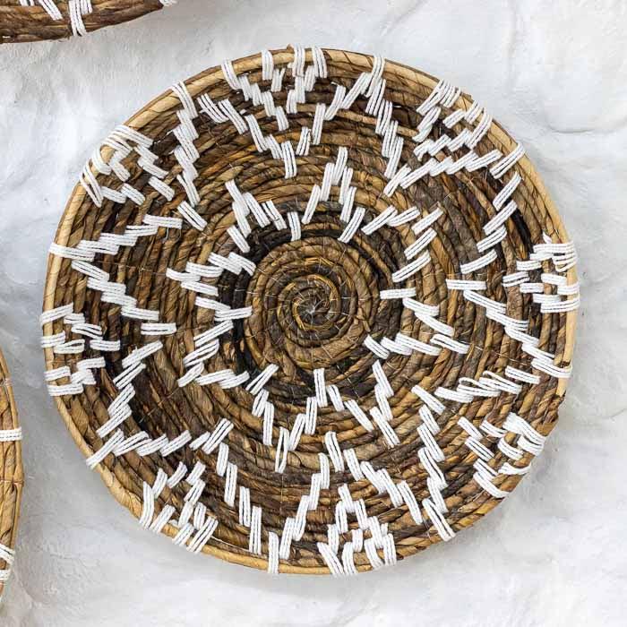 Adorno de parede estilo boho chic de Bali em fibra natural trançada para composição de gallery wall.