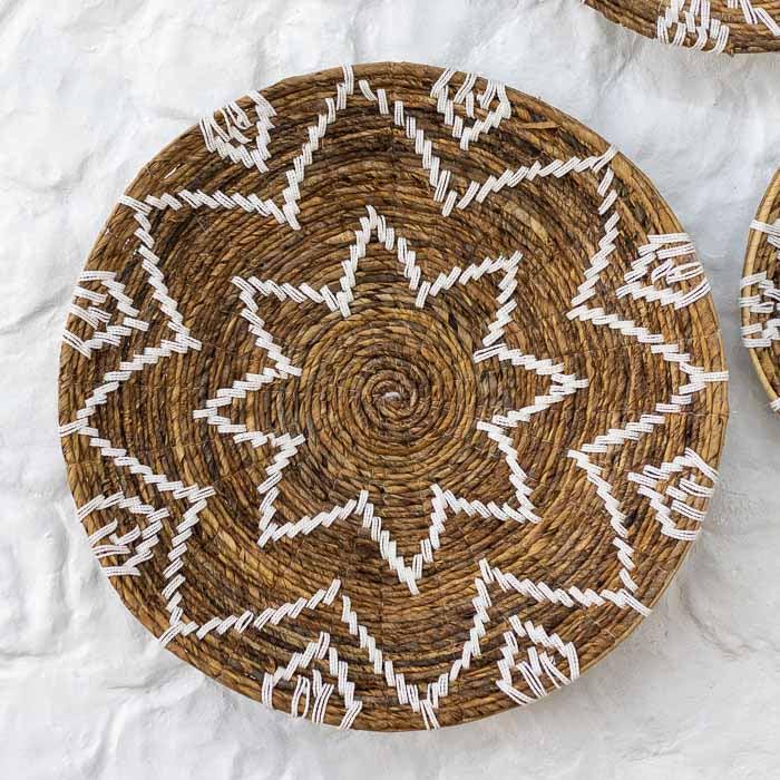 Cestaria rústica e chique de Bali para composição de paredes decoradas em estilo tropical e boho.