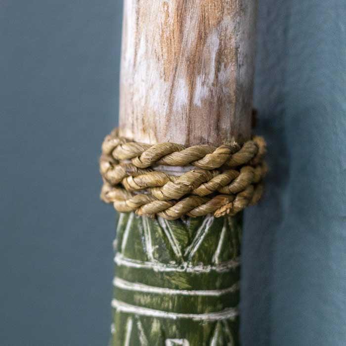 Objeto decorativo com inspiração náutica e acabamento rústico, ideal para composições tropicais e étnicas. 