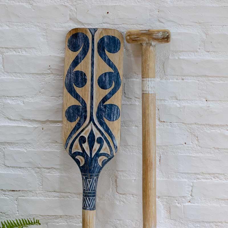 Remo de madeira de 1 metro com grafismos étnicos indonésios para decoração de parede sofisticada. 