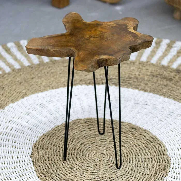Mesa de canto orgânica em madeira teca maciça com tampo irregular e base de ferro acetinado, peça artesanal de Bali ideal para Home Decor natural.