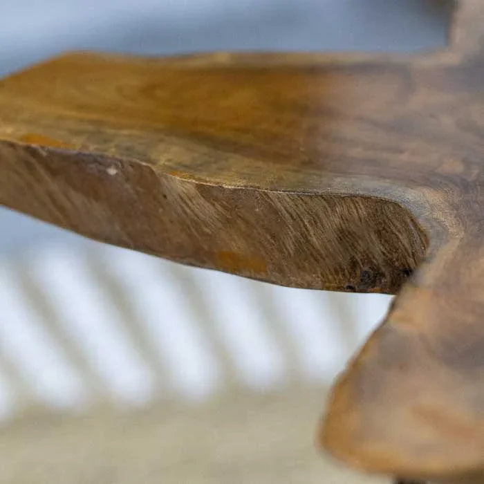 Mesa lateral artesanal com tampo orgânico em teca e pés pretos usada para composições rústicas e elegantes.