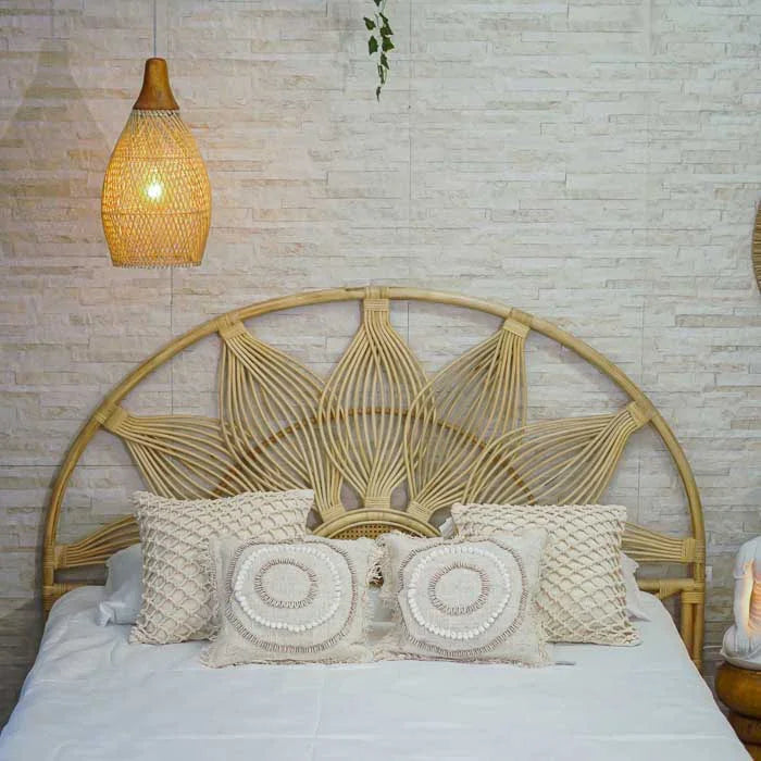 Estrutura em rattan de Bali com desenho artístico e textura natural, oferecendo charme étnico e conforto visual ao dormitório