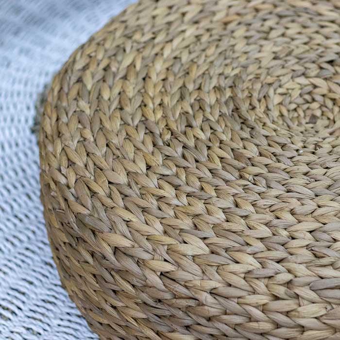 Puff redondo em rattan trançado à mão com tonalidade natural média perfeito para Home Decor descontraído e natural.