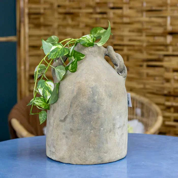 Vaso decorativo em terracota com acabamento rústico e forma orgânica, feito artesanalmente em Bali