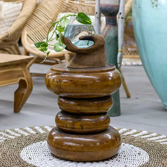 Mesinha de centro em madeira natural entalhada à mão, produzida artesanalmente em Bali.