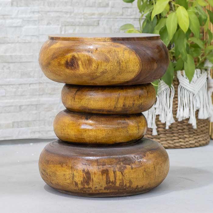Mesinha de centro em madeira natural entalhada à mão, produzida artesanalmente em Bali.