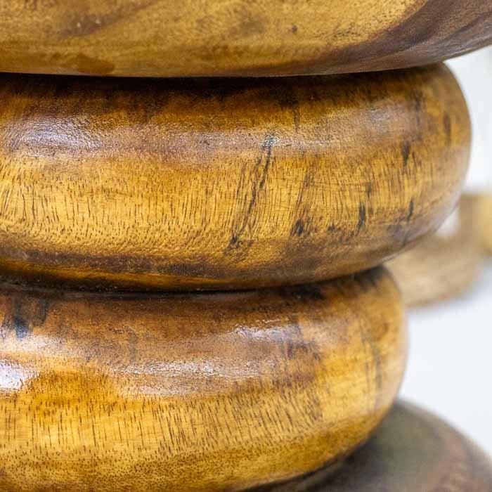 Mesinha balinesa com textura marcada e formato simples, feita à mão para valorizar seu espaço.