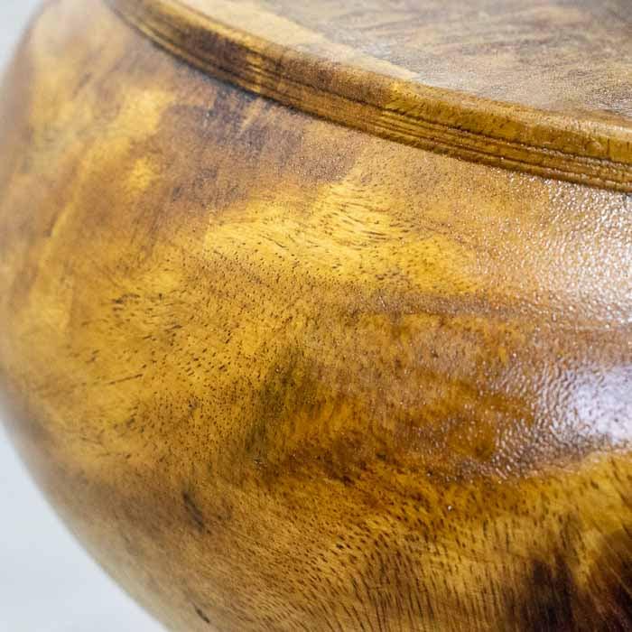 Móvel artesanal da Indonésia feito em madeira maciça — um toque de autenticidade para seu lar.