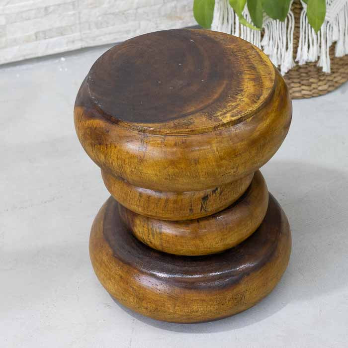 Arte funcional esculpida em madeira natural, unindo praticidade e expressão cultural.