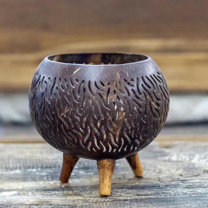 Peça artesanal balinesa feita em casca de coco com desenhos entalhados 