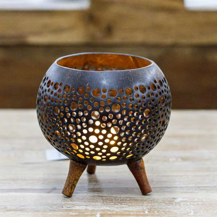 Peça esculpida em coco, perfeita para criar uma atmosfera acolhedora 