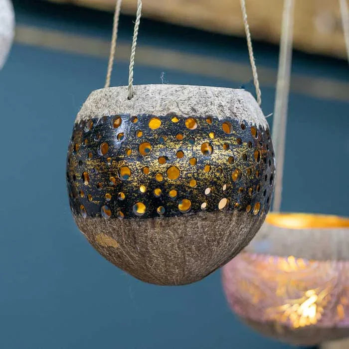 Peça artesanal da Indonésia feita com coco natural, ideal para ambientes boho e tropicais. 