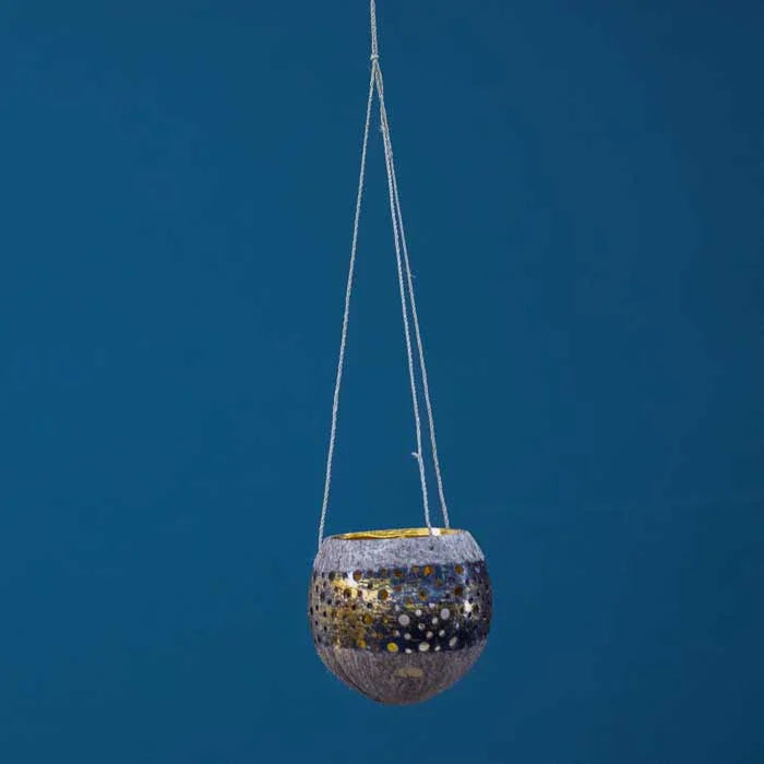 Objeto decorativo de parede feito à mão em Bali com matéria-prima sustentável. 