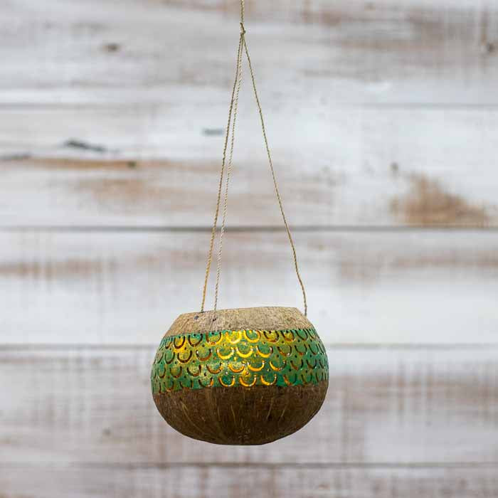 Porta-vela de coco com acabamento manual e cordão resistente para pendurar. 