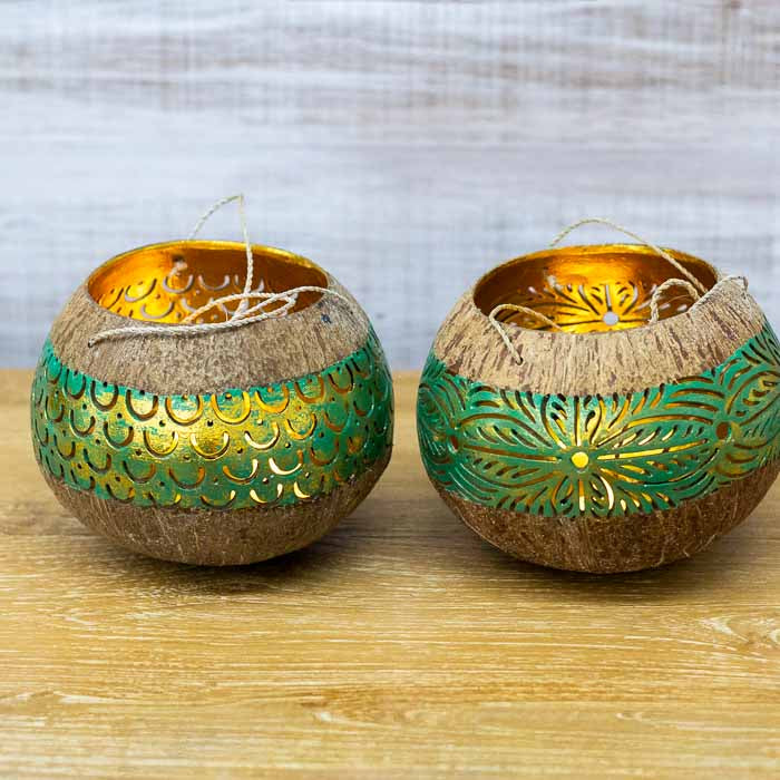 Estética rústica e tropical: porta-vela suspenso de coco esculpido à mão. 