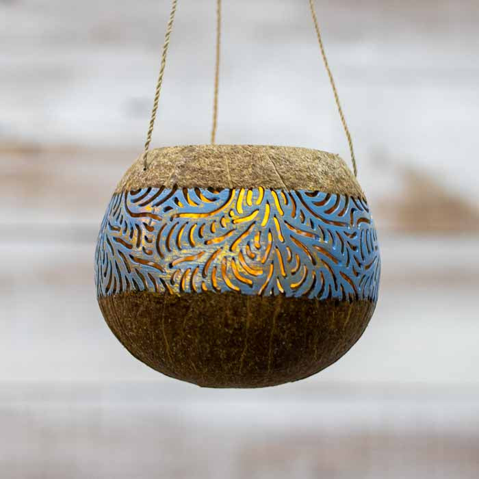 Porta-vela pêndulo artesanal feito de casca de coco natural com cordão para pendurar. 