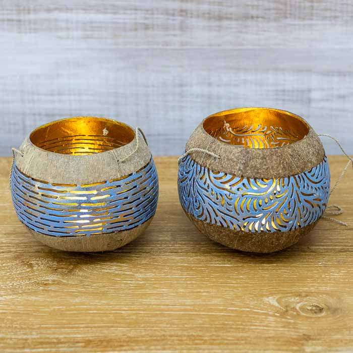 Lanterna flutuante de Bali esculpida em casca de coco para iluminação zen. 