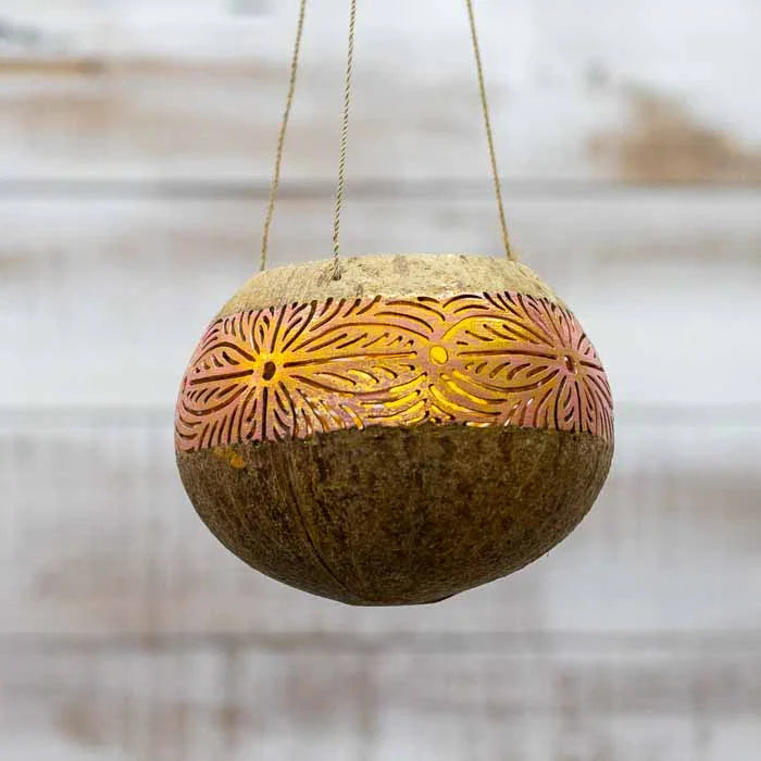 Objeto decorativo suspenso da Indonésia em coco sustentável com efeito vazado. 