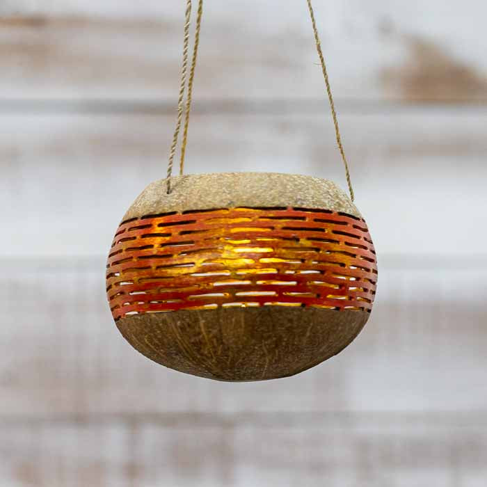 Suporte para vela tipo rechaud feito de casca de coco esculpida em Bali. 