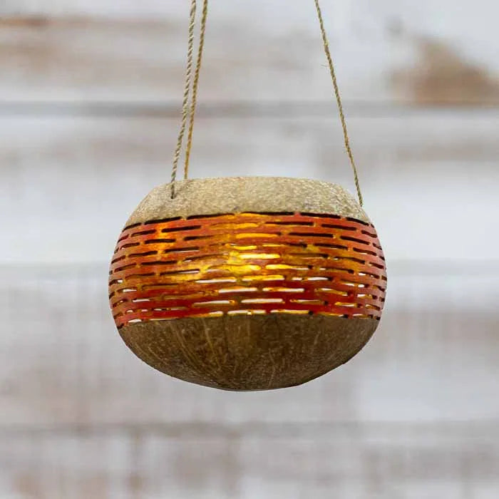 Suporte para vela tipo rechaud feito de casca de coco esculpida em Bali. 