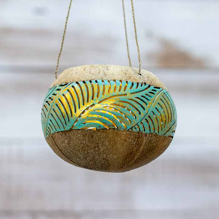 Lanterna artesanal de Bali com abertura superior para inserção de vela. 