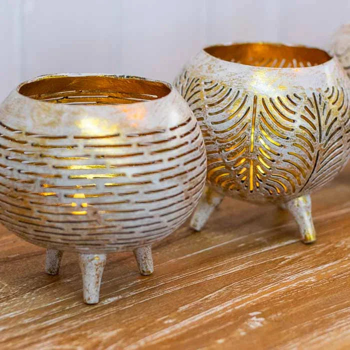 Luminária de mesa orgânica feita de coco com acabamento rústico entalhado à mão. 